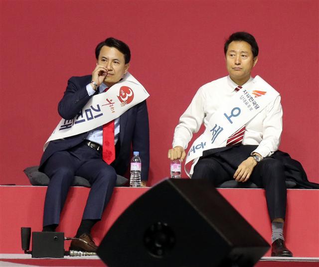 김진태(왼쪽), 오세훈 당 대표 후보가 지난 27일 오후 경기도 고양시 킨텍스에서 열린 자유한국당 전당대회에서 후보자 연설을 경청하고 있다.  [연합]