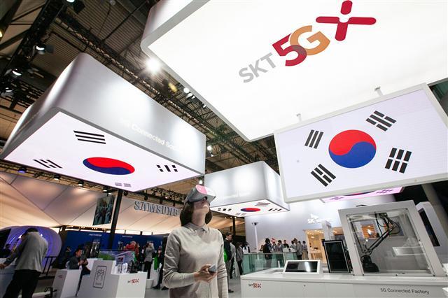 SK텔레콤은 스페인 바르셀로나에서 열리고 있는 MWC2019 전시장에서 3ㆍ1절에 맞춰 전시관 대형 디스플레이를 통해 태극기 변천사와 소셜 VR 시연을 활용해 대한민국 100주년을 홍보했다. [SK텔레콤 제공