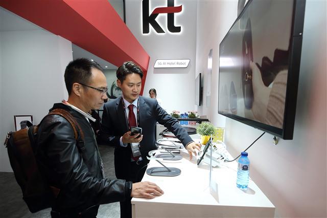 KT 전시관 내 5G 360도 비디오 존에서 관람객이 서비스를 체험하고 있다.  [KT 제공]
