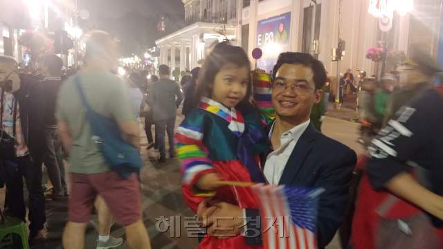 27일 2차 북미정상회담이 막을 올린 하노이 메트로폴호텔 앞에 딸을 데리고 나온 추엔 씨. “이번 회담이 꼭 성공하기를 바라는 마음으로 여기까지 왔다. 잘 됐으면 좋겠다”고 했다.  [사진=윤현종 기자/factism@]
