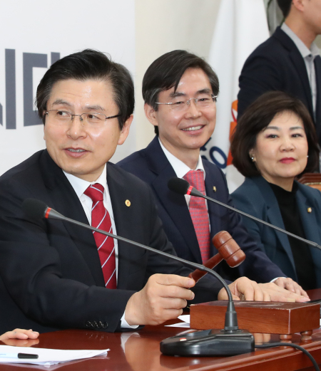 황교안 자유한국당 대표가 28일 오전 국회에서 열린 최고위원회의를 주재하고 있다. [연합]