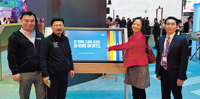 MWC 2019 인텔 부스에 방문한 석상옥 네이버랩스 대표(왼쪽부터), 박원기 NBP 대표, 캐롤라인 챈 인텔 5G비지니스인큐베이션 담당 임원, 이용규 KT 5G플랫폼개발단장.
[네이버 제공]