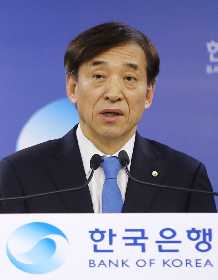 이주열 한국은행 총재가 28일 오전 서울 중구 한은에서 개최된 기자간담회에서 통화정책방향 운용계획과 관련한 발언을 하고 있다. [연합]
