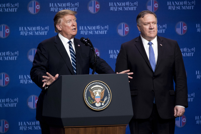 <YONHAP PHOTO-7688> President Donald Trump accompanied by Secretary of State Mike Pompeo, right, speaks at a news conference in Hanoi, Thursday, Feb. 28, 2019, following talk with North Korean leader Kim Jong Un. (AP Photo/Andrew Harnik, Pool)/2019-02-28 16:34:21/ <저작권자 ⓒ 1980-2019 ㈜연합뉴스. 무단 전재 재배포 금지.>
<YONHAP PHOTO-7688> President Donald Trump accompanied by Secretary of State Mike Pompeo, right, speaks at a news conference in Hanoi, Thursday, Feb. 28, 2019, following talk with North Korean leader Kim Jong Un. (AP Photo/Andrew Harnik, Pool)/2019-02-28 16:34:21/ <저작권자 ⓒ 1980-2019 ㈜연합뉴스. 무단 전재 재배포 금지.>