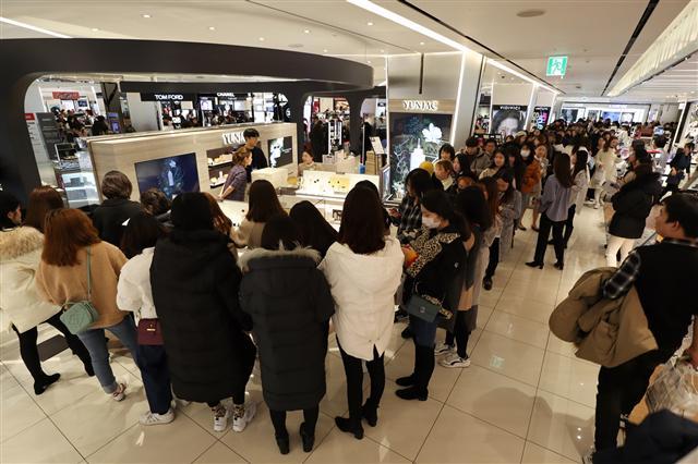지난 2월 20일 신세계면세점 본점 연작 매장 앞에 중국 고객들이 제품을 구매하기 위해 긴 줄을 서 있다.  [신세계인터내셔날 제공]