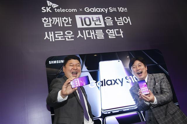 4일 KT스퀘어에서 진행된 KT ‘갤럭시S10’ 사전개통 행사에서 (왼쪽부터) KT 디바이스본부장 이현석 전무, 경품 1등 당첨자 정문경(26, 대구)씨,  가수 경리가 기념사진을 찍고 있다.  [KT 제공]