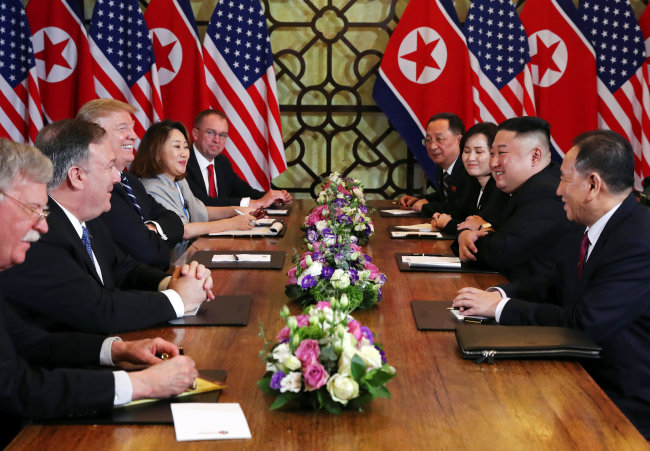 <YONHAP PHOTO-6865> 북미 확대정상회담, 배석자 '3 대 2' 불균형 눈길 (하노이 로이터=연합뉴스) 도널드 트럼프(왼편 가운데) 미국 대통령과 김정은(오른쪽 2번째) 북한 국무위원장이 2차 북미정상회담 둘째 날인 28일(현지시간) 베트남 하노이의 소피텔 레전드 메트로폴 호텔에서 확대회담을 하고 있다.이날 확대회담에는 미국 측에서 마이크 폼페이오 국무장관과 존 볼턴 백악관 국가안보회의(NSC) 보좌관, 믹 멀베이니 백악관 비서실장 대행 등 3명이 배석한 반면, 북측에서는 김영철 노동당 부위원장과 리용호 외무상 등 2명만 배석했다. 당초 배석할 것으로 추정됐던 리수용 노동당 부위원장은 보이지 않았다. leekm@yna.co.kr/2019-02-28 15:32:08/ <저작권자 ⓒ 1980-2019 ㈜연합뉴스. 무단 전재 재배포 금지.>
<YONHAP PHOTO-6865> 북미 확대정상회담, 배석자 '3 대 2' 불균형 눈길 (하노이 로이터=연합뉴스) 도널드 트럼프(왼편 가운데) 미국 대통령과 김정은(오른쪽 2번째) 북한 국무위원장이 2차 북미정상회담 둘째 날인 28일(현지시간) 베트남 하노이의 소피텔 레전드 메트로폴 호텔에서 확대회담을 하고 있다.이날 확대회담에는 미국 측에서 마이크 폼페이오 국무장관과 존 볼턴 백악관 국가안보회의(NSC) 보좌관, 믹 멀베이니 백악관 비서실장 대행 등 3명이 배석한 반면, 북측에서는 김영철 노동당 부위원장과 리용호 외무상 등 2명만 배석했다. 당초 배석할 것으로 추정됐던 리수용 노동당 부위원장은 보이지 않았다. leekm@yna.co.kr/2019-02-28 15:32:08/ <저작권자 ⓒ 1980-2019 ㈜연합뉴스. 무단 전재 재배포 금지.>