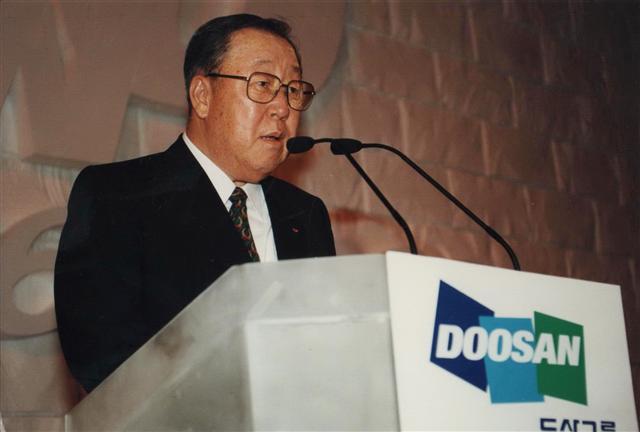 고(故) 박용곤 두산그룹 명예회장이 1996년 8월 두산그룹 창업 100주년 축하 리셉션에서 인사말을 하고 있다(왼쪽). 1968년 6월 한양식품 독산동 공장에서 국내에서 첫 생산되는 코카콜라 제품 라인을 둘러보는 모습(가운데). 1995년 OB베어스(현 두산베어스) 한국시리즈 우승을 기념하는 행사에 참석하고 있다(오른쪽).   [두산그룹 제공]