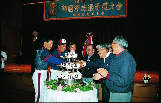 고(故) 박용곤 두산그룹 명예회장이 1996년 8월 두산그룹 창업 100주년 축하 리셉션에서 인사말을 하고 있다(왼쪽). 1968년 6월 한양식품 독산동 공장에서 국내에서 첫 생산되는 코카콜라 제품 라인을 둘러보는 모습(가운데). 1995년 OB베어스(현 두산베어스) 한국시리즈 우승을 기념하는 행사에 참석하고 있다(오른쪽).   [두산그룹 제공]