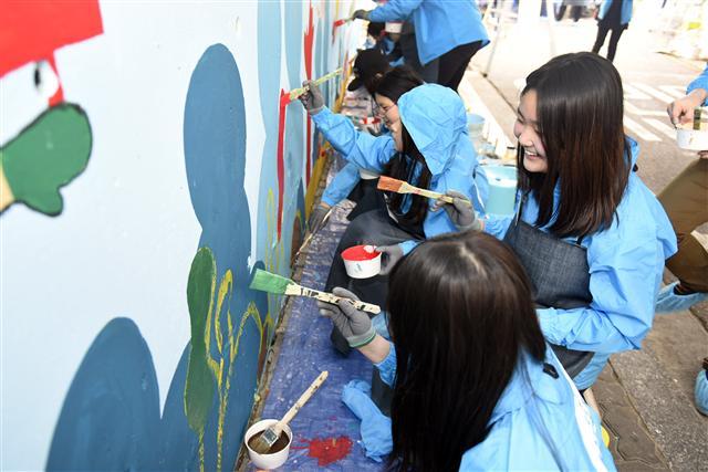지난 2018년 열린 삼성생명 미술대회 참가자 및 역대수상자들이 벽화봉사활동을 하고 있는 모습  [삼성생명 제공]