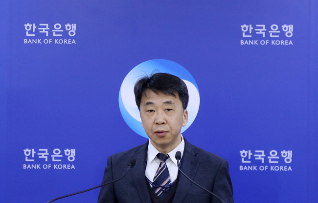 신승철 한국은행 국민계정부장이 5일 오전 서울 중구 한국은행 기자실에서 2018년 4분기 및 연간 국민소득(잠정)을 발표하고 있다.  [연합]