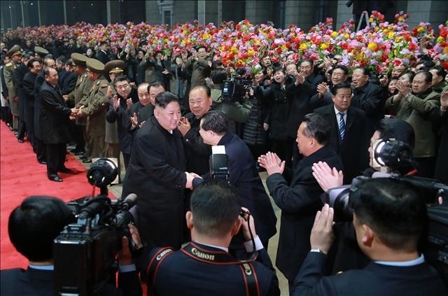 북한 노동당 기관지 노동신문은 5일 김정은 국무위원장이 이날 새벽 11일간의 베트남 방문 일정을 마치고 평양에 도착했다는 기사를 사진과 함께 1면에 게재했다. 조선중앙통신은 이와 관련해 북미정상회담 협상 결렬 소식은 뺀채 김 위원장이 제2차 조미(북미)수뇌회담과 베트남 사회주의공화국에 대한 방문을 성과적으로 마치고 돌아왔다고 대대적으로 홍보했다.       [연합]