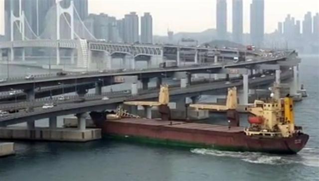 지난 28일 오후 4시 23분께 부산항을 출항한 러시아 화물선이 부산 광안대교 하판을 들이받고 멈춰서 있다.	 [연합]