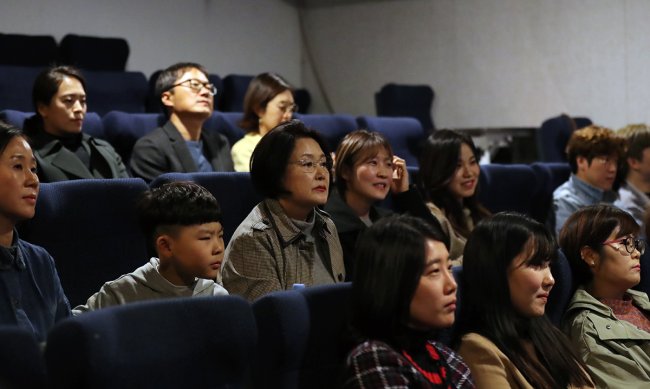 문재인 대통령의 부인 김정숙 여사가 지난 4일 오후 서울 서대문구 좋은영화관 ‘필름포럼’에서 영화 ‘칠곡가시나들’을 관람하고 있다. [청와대 제공]