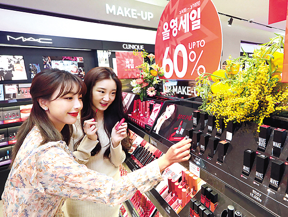 4일 ‘올영세일’을 맞아 올리브영 강남본점에서 고객들이 색조 화장품을 고르고 있다.
[올리브영 제공]
