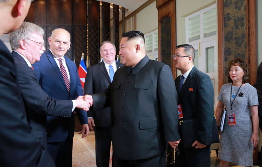 2차 북미정상회담이 결렬된 이후 존 볼턴 미 백악관 국가안보보좌관이 전면에 나서는 모습이다. 김정은 북한 국무위원장이 2018년 6월 싱가포르 1차 북미정상회담 당시 볼턴 보좌관과 악수를 나누고 있다. [헤럴드DB]
