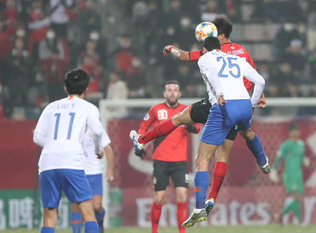 <YONHAP PHOTO-4977> 치열한 ACL 조별리그 (창원=연합뉴스) 김동민 기자 = 5일 경남 창원시 성산구 창원축구센터에서 열린 아시아축구연맹(AFC) 챔피언스리그(ACL) 조별리그 1차전 경남 FC와 산둥 루넝 타이산의 경기. 양 팀 선수가 공중볼 다툼을 하고 있다. 2019.3.5 image@yna.co.kr/2019-03-05 20:31:48/ <저작권자 ⓒ 1980-2019 ㈜연합뉴스. 무단 전재 재배포 금지.>
<YONHAP PHOTO-4977> 치열한 ACL 조별리그 (창원=연합뉴스) 김동민 기자 = 5일 경남 창원시 성산구 창원축구센터에서 열린 아시아축구연맹(AFC) 챔피언스리그(ACL) 조별리그 1차전 경남 FC와 산둥 루넝 타이산의 경기. 양 팀 선수가 공중볼 다툼을 하고 있다. 2019.3.5 image@yna.co.kr/2019-03-05 20:31:48/ <저작권자 ⓒ 1980-2019 ㈜연합뉴스. 무단 전재 재배포 금지.>