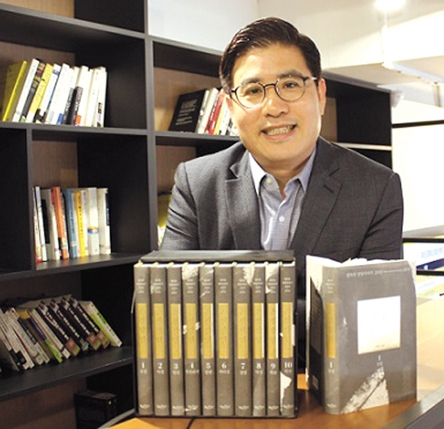 지난 15년간 독서와 경영활동을 병행해 온 휴넷의 조영탁 대표가 ‘행복한 경영이야기’를 총 10권짜리 책으로 묶어 ‘촌철활인’을 발간했다. 그는 “독자들과 동서고금의 지혜를 나누고자 한다”고 말했다.