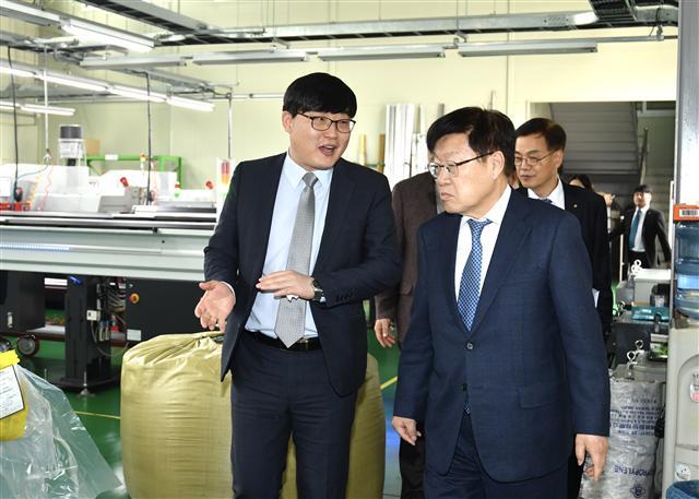 무역협회 김영주 회장(오른쪽)이 경기도 화성에 위치한 이안전자를 방문해 박상현 대표에게서 수출제품에 대해 설명을 듣고 있다.