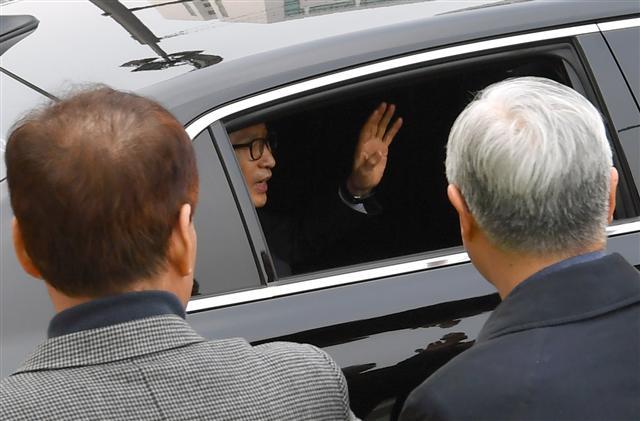 이명박 전 대통령이 6일 서울 동부구치소를 나서며 지지자들과 인사하고 있다.  [연합]
