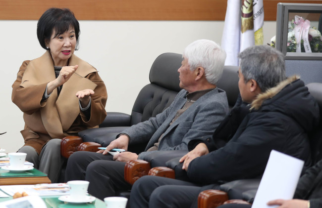<YONHAP PHOTO-4150> 경남 고성 찾은 손혜원 (고성=연합뉴스) 김동민 기자 = 무소속 손혜원 의원이 27일 오후 경남 고성군 당항포 관광지를 찾아 지역민, 군 관계자에게 '관광 아이디어'를 말하고 있다. 2019.2.27 image@yna.co.kr/2019-02-27 18:24:53/ <저작권자 ⓒ 1980-2019 ㈜연합뉴스. 무단 전재 재배포 금지.>
<YONHAP PHOTO-4150> 경남 고성 찾은 손혜원 (고성=연합뉴스) 김동민 기자 = 무소속 손혜원 의원이 27일 오후 경남 고성군 당항포 관광지를 찾아 지역민, 군 관계자에게 '관광 아이디어'를 말하고 있다. 2019.2.27 image@yna.co.kr/2019-02-27 18:24:53/ <저작권자 ⓒ 1980-2019 ㈜연합뉴스. 무단 전재 재배포 금지.>