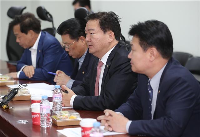 민경욱 자유한국당 의원이 7일 오전 국회 의원회관에서 열린 한국당 초ㆍ재선의원 모임 ‘통합ㆍ전진’ 간담회에서 발언하고 있다.    [연합]