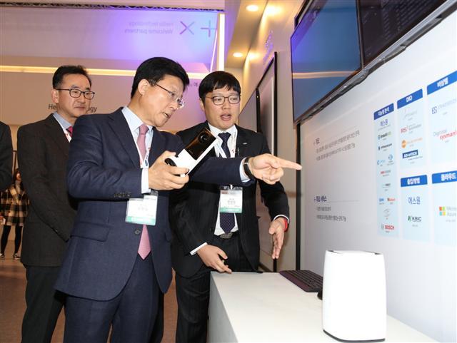 에스원 육현표 사장(왼쪽 두번째)이 6일 열린 세계보안엑스포 SECON 2019에 참관해 에스원 SVMS 통합 영상관제 플랫폼에 대한 설명을 듣고 있다. [에스원 제공]