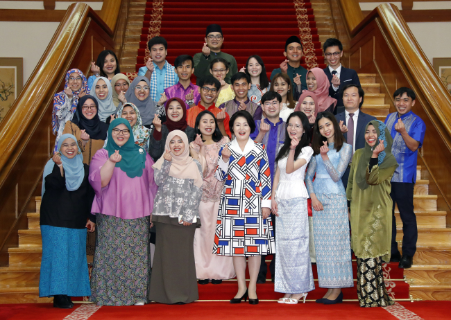 First Lady Kim Jung-sook poses with students from Brunei, Cambodia and Malaysia at Cheong Wa Dae on Wednesday. Yonhap