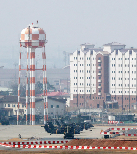 지난 4일 새 한미연합훈련 ‘19-1 동맹’ 개시를 앞두고 경기도 평택 소재 미군기지 캠프 험프리스에 군사장비들이 집결해 있다. 전경. [사진제공=연합뉴스]