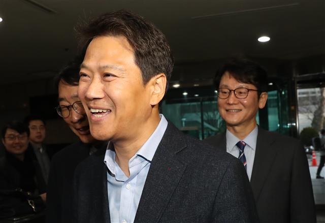 임종석 전 대통령 비서실장(가운데), 윤영찬 전 국민소통수석(왼쪽), 권혁기 전 춘추관장 등 청와대 1기 참모진이 더불어민주당 이해찬 대표와 만찬을 위해 서울 여의도 한 음식점으로 들어서고 있다.   [연합]