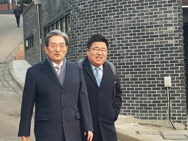 <YONHAP PHOTO-1974> 노영민 비서실장 걸어서 출근 (서울=연합뉴스) 박경준 기자 = 노영민 대통령 비서실장이 7일 오전 미세먼지 비상저감 조치의 일환으로 청와대 인근 관저에서 김종기 행정관과 함께 걸어서 출근하고 있다. 청와대는 미세먼지 비상저감조치 발령 기간 보유 업무용 차량 51대 가운데 전기차 6대와 수소차 1대만 운행하고, 직원들도 같은 기간 불가피한 경우를 제외하고는 대중교통을 이용해 출근하도록 했다. 또한 미세먼지 주의보 발령 시에도 직원 차량 2부제를 시행한다. 2019.3.7 kjpark@yna.co.kr/2019-03-07 07:54:16/ <저작권자 ⓒ 1980-2019 ㈜연합뉴스. 무단 전재 재배포 금지.>
<YONHAP PHOTO-1974> 노영민 비서실장 걸어서 출근 (서울=연합뉴스) 박경준 기자 = 노영민 대통령 비서실장이 7일 오전 미세먼지 비상저감 조치의 일환으로 청와대 인근 관저에서 김종기 행정관과 함께 걸어서 출근하고 있다. 청와대는 미세먼지 비상저감조치 발령 기간 보유 업무용 차량 51대 가운데 전기차 6대와 수소차 1대만 운행하고, 직원들도 같은 기간 불가피한 경우를 제외하고는 대중교통을 이용해 출근하도록 했다. 또한 미세먼지 주의보 발령 시에도 직원 차량 2부제를 시행한다. 2019.3.7 kjpark@yna.co.kr/2019-03-07 07:54:16/ <저작권자 ⓒ 1980-2019 ㈜연합뉴스. 무단 전재 재배포 금지.>