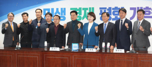 일 오전 국회 의원회관에서 열린 사회적대타협기구 회의에서 회의 시작에 앞서 더불어민주당 택시·카풀 태스크포스 위원장인 전현희 의원, 손명수 국토교통부 교통물류실장, 박복규 전국택시운송사업조합연합회 회장, 정주환 카카오모빌리리티 대표, 박권수 전국개인택시운송사업조합연합회 회장 등 참석자들이 파이팅하고 있다. (사진=연합뉴스)