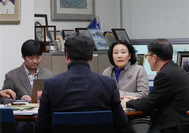 중소벤처기업부 장관 후보자로 지명된 박영선 더불어민주당 의원(오른쪽 두번째)이 10일 국회 의원회관 사무실에서 인사청문회 준비를 하고 있다.  [연합]