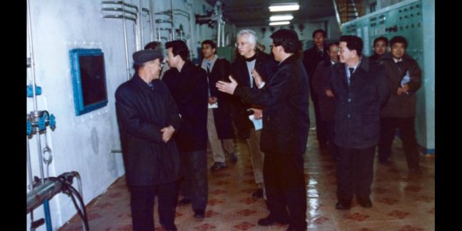 지난 2010년 지그프리트 헤커 박사(가운데 흰 머리)의 북한 영변 핵 단지 방문 당시 모습. [스탠포드 대 국제안보협력센터(CISAC)]
