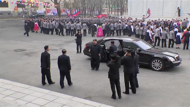 북한이 동창리 미사일발사장 복구 움직임을 보여 다시 긴장국면을 불어넣고 있는 가운데, 김정은 국무위원장이 10일 제14기 최고인민회의 대의원 후보인 홍서헌 김책공업종합대학 총장에게 투표하기 위해 이 대학에 마련된 투표장을 찾았다고 조선중앙TV가 전했다. 김 위원장이 전용차량에서 내려 대학 관계자들을 만나는 모습.   [연합]