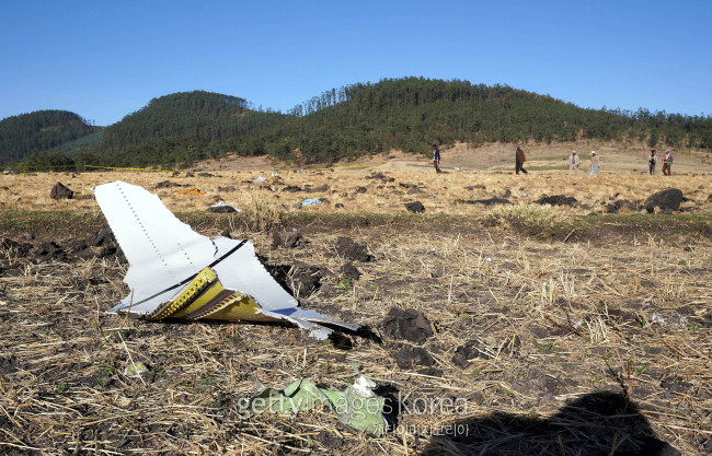 에티오피아 수도 아디스아바바 남동쪽 62km 지점에 추락한 에티오피아항공 소속 ET302기의 잔해. [게티이미지]