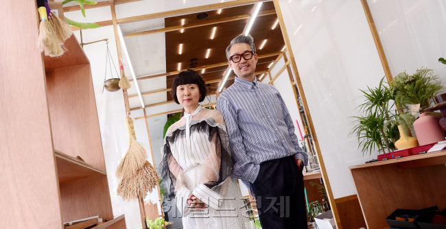 최근 서울 신사동 도산공원 ‘퀸마마(QUEENMAMA) 마켓’에서 만난 강진영(56), 윤한희(56) 디자이너 부부. [사진=이상섭 기자/babtong@heraldcorp.com]