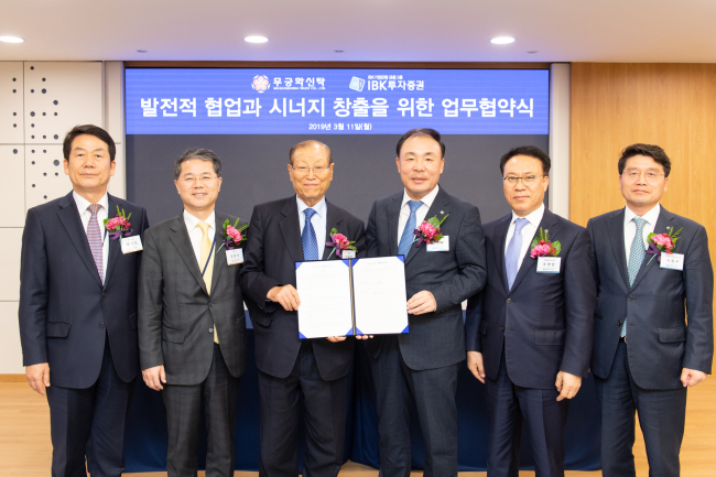 IBK투자증권은 11일 서울 여의도 본사 백동아카데미홀에서 무궁화신탁과 부동산신탁 관련 협업을 위한 업무협약(MOU)을 체결했다. 사진 왼쪽부터 무궁화신탁 최병길 대표이사, 오창석 부회장, 이용만 회장, IBK투자증권 김영규 사장, 조영현 부사장, 이동구 구조화사업부문장이 기념촬영을 하고 있다. [IBK투자증권 제공]
IBK투자증권은 11일 서울 여의도 본사 백동아카데미홀에서 무궁화신탁과 부동산신탁 관련 협업을 위한 업무협약(MOU)을 체결했다. 사진 왼쪽부터 무궁화신탁 최병길 대표이사, 오창석 부회장, 이용만 회장, IBK투자증권 김영규 사장, 조영현 부사장, 이동구 구조화사업부문장이 기념촬영을 하고 있다. [IBK투자증권 제공]