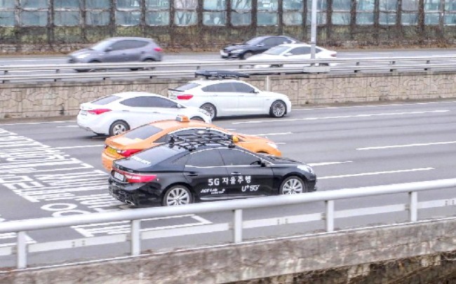 LG Uplus’ 5G-powered self-driving car travels on a highway in Seoul along with ordinary vehicles. LG Uplus