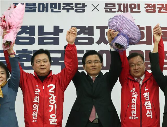 자유한국당 황교안 대표(가운데)가 지난 11일 오후 경남 창원시 의창구 자유한국당 경상남도당에서 4ㆍ3 보궐선거 창원 성산 강기윤 후보, 통영ㆍ고성 정점식 후보에게 공천장을 전달하고 있다.  [연합]