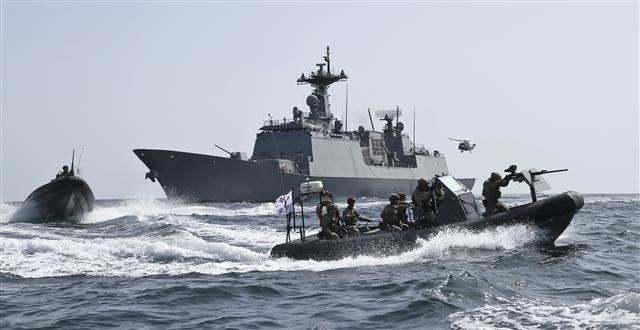 <YONHAP PHOTO-1776> 대한민국 해군 청해부대, 파병 10주년 맞아 (서울=연합뉴스) 해외파병부대인 청해부대가 지난 2009년 3월 13일 출항한 후 파병 10주년을 맞는다고 12일 전했다. 청해부대 28진(최영함) 장병들이 파병 10주년을 맞아 임무를 수행하고 있다. 2019.3.12 [해군 제공] photo@yna.co.kr/2019-03-12 08:21:14/ <저작권자 ⓒ 1980-2019 ㈜연합뉴스. 무단 전재 재배포 금지.>
