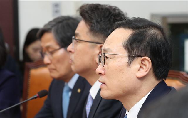 더불어민주당 홍영표 원내대표가 12일 오전 국회에서 열린 원내대책회의에서 발언하고 있다.   [연합]