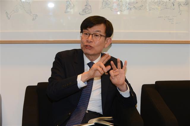 김상조 공정거래위원장은 11일 오후(현지시각) EU 집행위원회 경쟁총국장과의 비공개 회담 직후 기자들과 만나 질의에 답했다.
[공정거래위원회 제공]