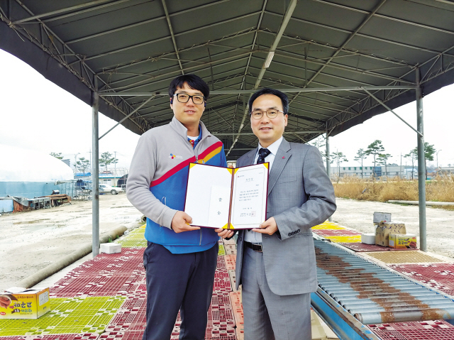 안전모마저 녹아 내린 불길을 뚫고 3살 아이를 구한 소방대원들이 ‘LG 의인상’을 수상하고 있다.