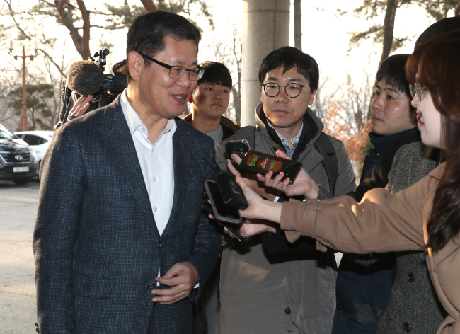 <YONHAP PHOTO-1764> 답변하는 김연철 통일부 장관 후보자 (서울=연합뉴스) 정하종 기자 = 김연철 통일부 장관 후보자가 11일 오전 서울 종로구 남북회담본부 인사청문회 준비 사무실로 처음 출근하며 취재진의 질의에 답하고 있다. 2019.3.11 chc@yna.co.kr/2019-03-11 09:04:30/ <저작권자 ⓒ 1980-2019 ㈜연합뉴스. 무단 전재 재배포 금지.>
<YONHAP PHOTO-1764> 답변하는 김연철 통일부 장관 후보자 (서울=연합뉴스) 정하종 기자 = 김연철 통일부 장관 후보자가 11일 오전 서울 종로구 남북회담본부 인사청문회 준비 사무실로 처음 출근하며 취재진의 질의에 답하고 있다. 2019.3.11 chc@yna.co.kr/2019-03-11 09:04:30/ <저작권자 ⓒ 1980-2019 ㈜연합뉴스. 무단 전재 재배포 금지.>