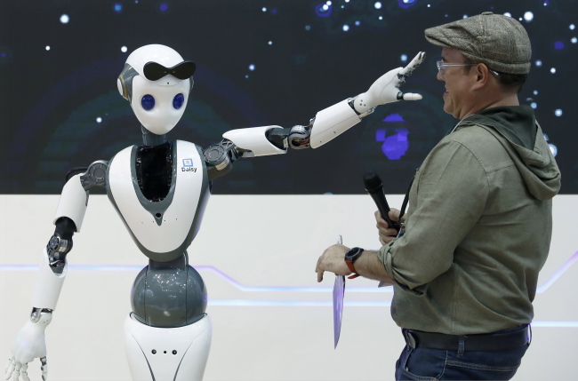 <YONHAP PHOTO-0524> epa07397319 A visitor plays with a 5G technological robot during the 19th edition of the Mobile World Congress (MWC) in Barcelona, northeastern Spain, 25 February 2019. International leading technology companies? will present the most innovative products and services in the MWC19, which will take place from 25 to 28 February 2019 at Fira Barcelona Montjuic. EPA/Andreu Dalmau/2019-02-26 03:00:36/ <저작권자 ⓒ 1980-2019 ㈜연합뉴스. 무단 전재 재배포 금지.>
<YONHAP PHOTO-0524> epa07397319 A visitor plays with a 5G technological robot during the 19th edition of the Mobile World Congress (MWC) in Barcelona, northeastern Spain, 25 February 2019. International leading technology companies? will present the most innovative products and services in the MWC19, which will take place from 25 to 28 February 2019 at Fira Barcelona Montjuic. EPA/Andreu Dalmau/2019-02-26 03:00:36/ <저작권자 ⓒ 1980-2019 ㈜연합뉴스. 무단 전재 재배포 금지.>