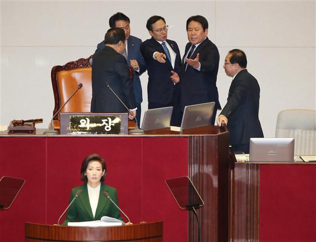 자유한국당 나경원 원내대표가 12일 오전 국회 본회의장에서 교섭단체 대표연설을 하던 중 정부가 북한의 대변인이라는 식의 발언을 하자 더불어민주당 홍영표 원내대표(뒷줄 가운데)가 단상으로 나가 강하게 항의하고 있다. [연합]