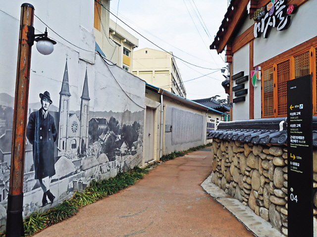 이상화의 시가 적혀 있는 벽화를 따라 난 길.