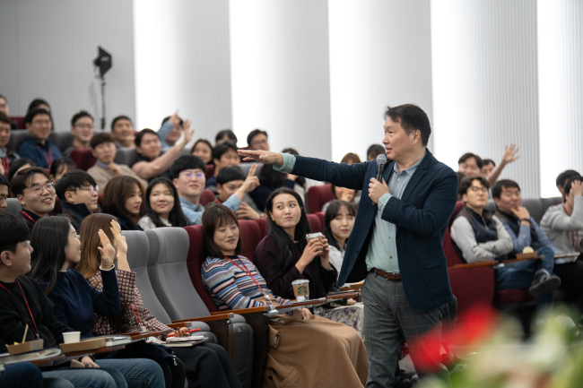 SK Chairman Chey Tae-won asks SK hynix workers what make them happy at an open-mic session held at the chipmaker’s Icheon campus on Feb. 28. (SK hynix)