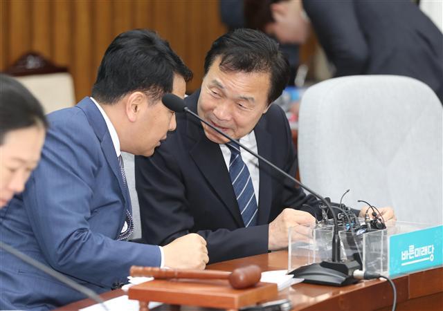 손학규 바른미래당 대표(오른쪽)와 김관영 원내대표가 지난 12일 오전 국회에서 열린 의원총회에서 얘기를 나누고 있다.  [연합]